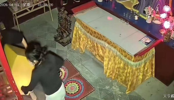 河北邯郸一寺院功德箱凌晨被搬走，全程仅用1分钟，当地警方已介入处理