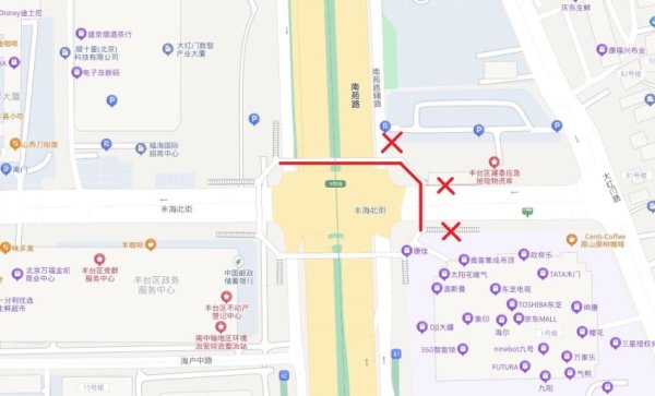 丰海北街与南苑路路口过街天桥修建多年，至今只有一半开放