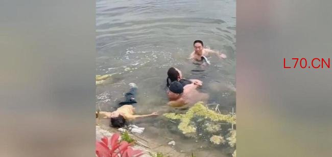 妈妈跳水救子 众女子手拉手救回母子 陌生女子机智救援