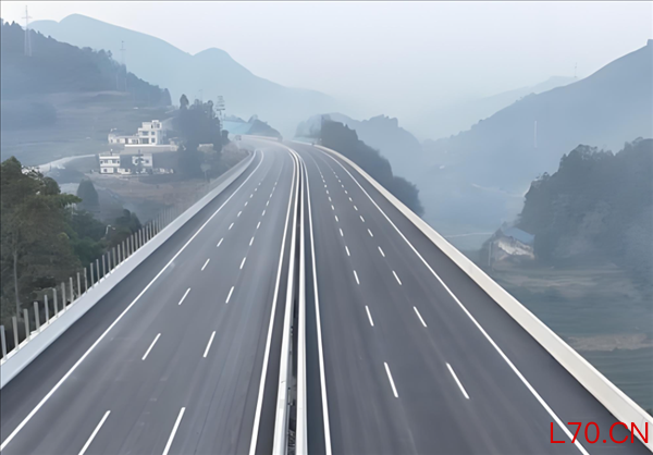 高速路上的“69线”你认识吗 揭秘隐藏的距离计量系统